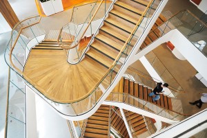 機能的な階段をハブにしてワーカーは「アジャイル」に動き回る [Jemena